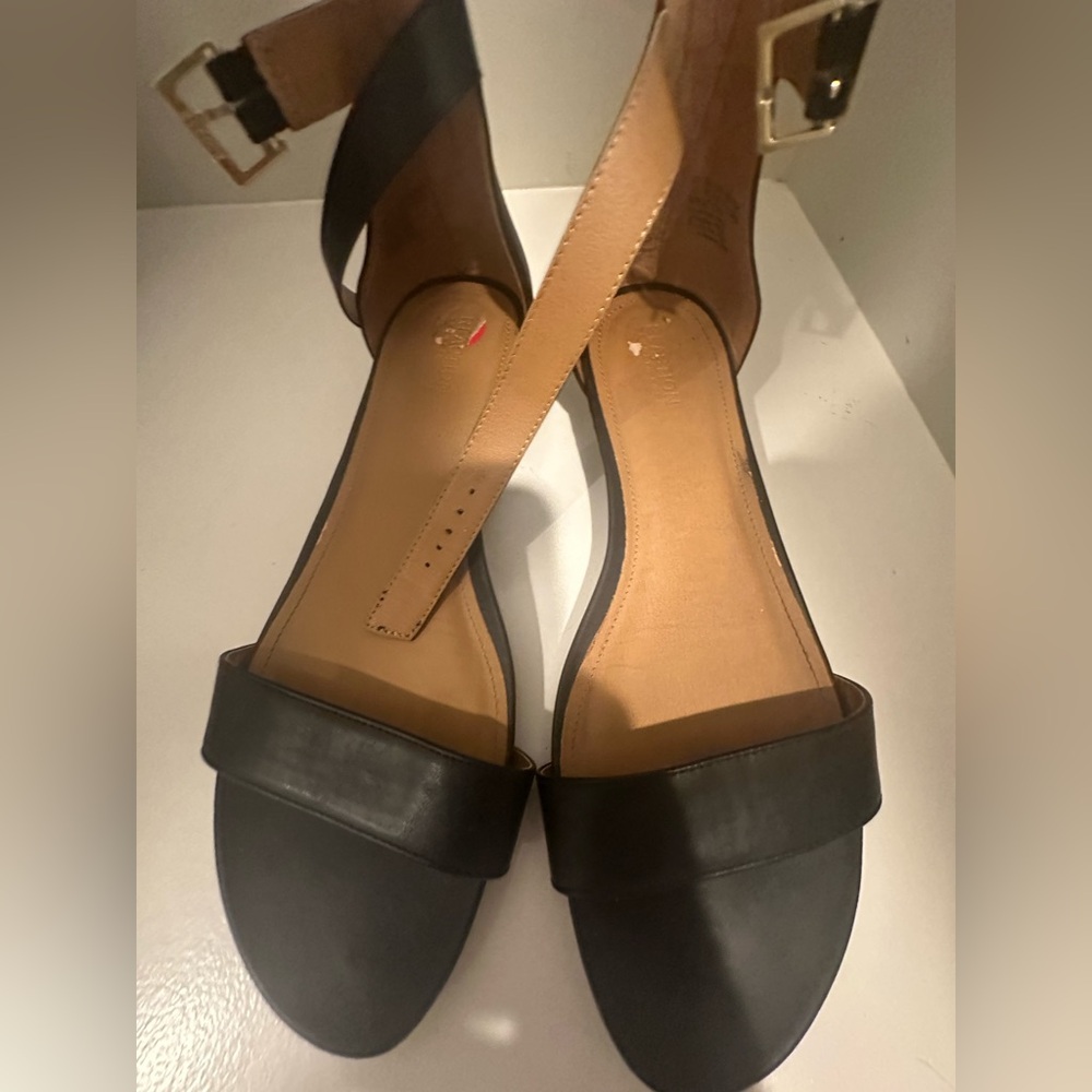 Kenneth Cole Reaction Great Viber sandal. Black with an ankle strap closure. 10.